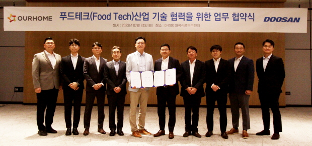 업무협약식이 끝나고 두산로보틱스 류정훈 대표(왼쪽 여섯째)와 아워홈 이동훈 부사장(왼쪽 다섯째)이 관계자들과 기념사진을 촬영하고 있다.