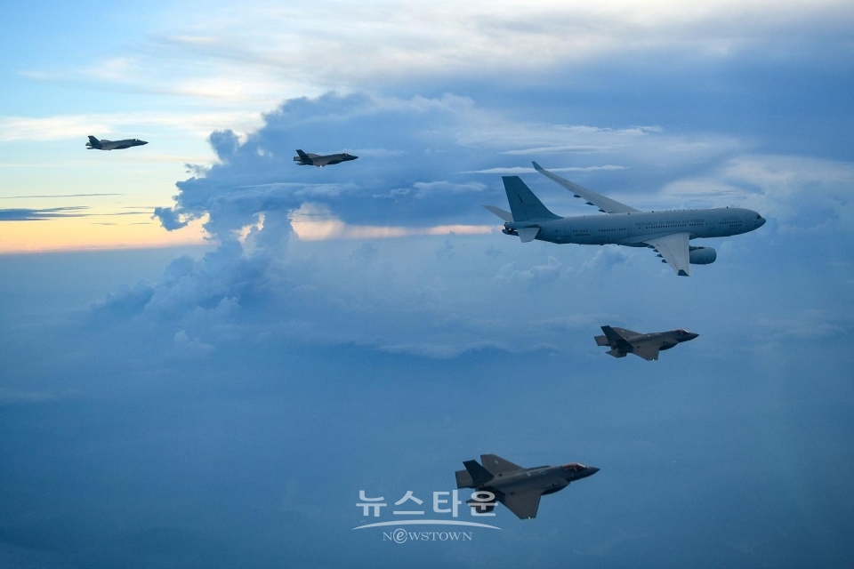  유해봉환 임무를 맡은 KC-330 다목적 공중급유수송기와 F-35A 편대의 엄호비행/공군