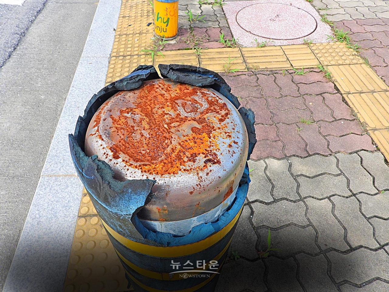 인도 차량진입 방지시설(봉) 걸레가 따로 없네