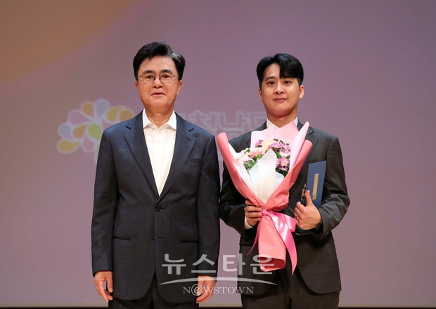 충청남도가 ‘7월 중 이달의 우수직원’으로 산업육성과 이성규 주무관을 선정했다. 이 주무관은 올해 바이오 헬스케어분야 3개 사업 정부 공모에 최종 선정되는데 기여한 공로를 인정받았다. 사진) 좌측부터 김태흠 충남도지사, 이성규 주무관