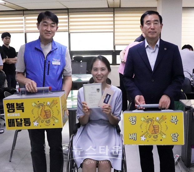 충주시청공무원노동조합이 ‘칭찬하면 행복배달통(通)이 간다’ 7월 주인공으로 도로과 최나영 주무관(행정7급)을 선정해 배달통을 전달했다. 최 주무관은 도로행정팀에서 과 전반의 행정업무지원 및 예산과 지출 업무를 담당하며 도로과의 살림꾼으로 인정받고 있다.