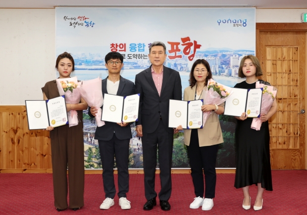 왼쪽부터 서연주 주무관, 정호준 배터리특구지원팀장, 이강덕 포항시장, 박민희 수소산업팀장, 김다영 주무관