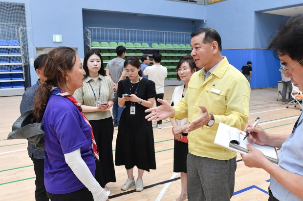 공주시를 방문한 잼버리 대원을 맞이하고 있는 최원철 시장