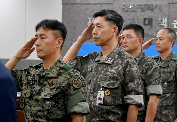 16일 시청 재난안전상황실에서 열린 '2023년 3분기 통합방위협의회'에서 참석자들이 국민의례를 하고 있다.