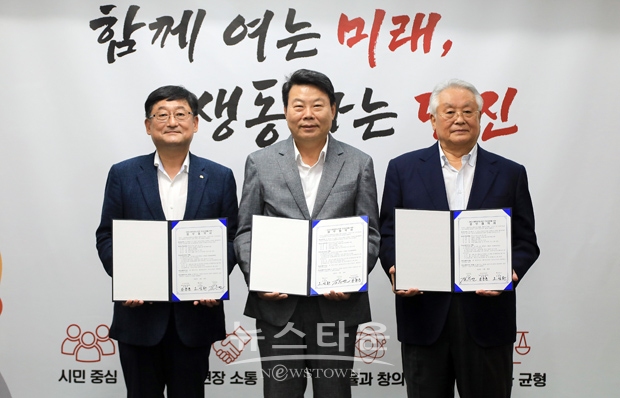 당진시가 지난 8월 18일 KB국민은행, (사)작은도서관만드는사람들과 시청 접견실에서 KB작은도서관 조성사업 업무협약을 체결했다. 사진) 좌측부터  KB국민은행 충청지역 그룹 송용훈 대표, 오성환 당진시장, (사)작은도서관을만드는사람들 김수연 대표