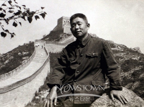 1970년대 만리장성에서 촬영된 정율성의 마지막 사진(광주문화재단 제공)