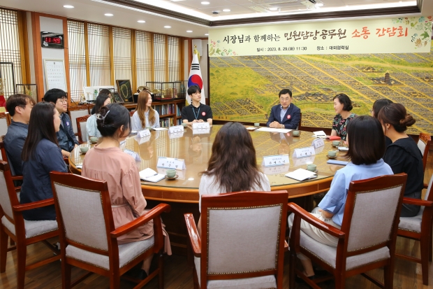 주낙영 경주시장이 29일 시청 대외협력실에서 대민 행정 최일선에서 악성 민원에 시달리는 민원담당 공무원들과 소통 간담회를 갖고 이들의 고충을 경청하고 있다.