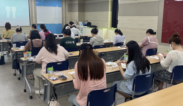 소사보건소에서 임산부를 대상으로 한의건강교육을 진행하는 모습.