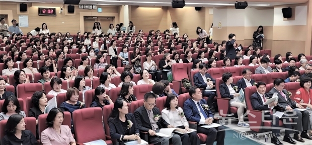 '수원 보육을 말하다' 의정현안정책 토론회 참석자 모습(오른쪽 세 번째부터 김기정 의장, 이재준 시장, 김보현 회장 순) /송은경 기자<br>