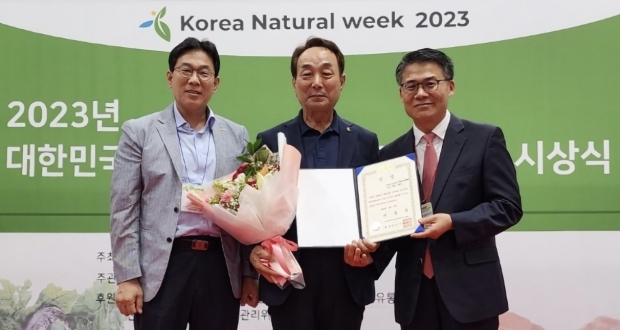 포항시는 1일 ‘대한민국 유기농 스타상품 경진대회’에서 대통령상을 수상했다. 좌측부터 이상범 포항시 농업정책과장, 배영흥 (사)경북친환경농업포항시협회장, 이정석 농림축산식품부 친환경농업과장