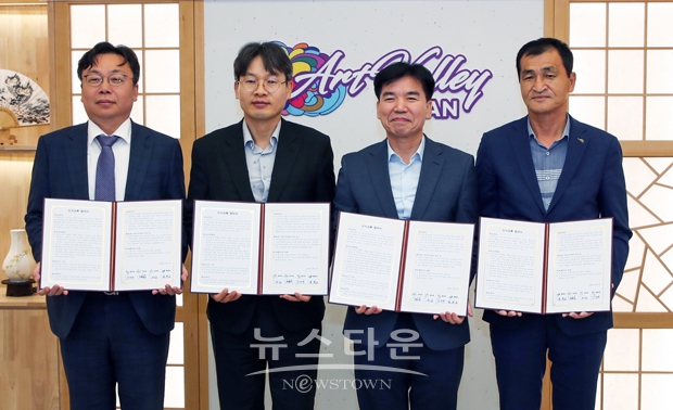 당진시가 오는 10월부터 인근 시군과 계획 인사교류를 활성화하기 위해 9월 5일 아산시청에서 아산시, 서산시, 예산군과 함께 인사교류 협약을 체결했다. 사진) 좌측부터 김영명 당진부시장,  구상 서산부시장,  조일교 아산부시장, 정윤교 행정복지국장(예산군)