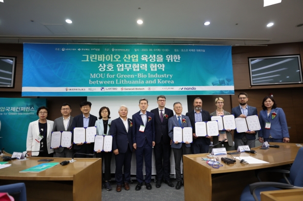 포항시는 7일 포항테크노파크, ㈜바이오앱, ㈜진셀바이오텍, 라트바이오와 리투아니아 기관·기업인 VMU 농업대학(VMU Agriculture Academy), 캐스자임(Caszyme), 난도(Nando) 간 ‘그린바이오 산업 육성을 위한 상호 업무협약’을 체결했다.