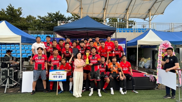 축구대회 우승 후 태국 올릿팀 기념촬영