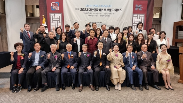 김성학 경주시부시장(오른쪽 세번째) 2023 K-브랜드협회 주관 대상 수상자들과 기념촬영을 하고 있다.