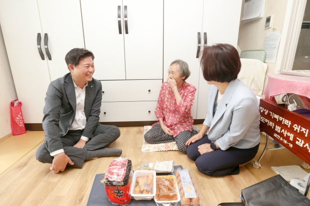 조용익 부천시장이 추석명절을 앞두고 독거 어르신 댁에 방문해 직접 도시락 등을 전달하고 덕담을 나눴다