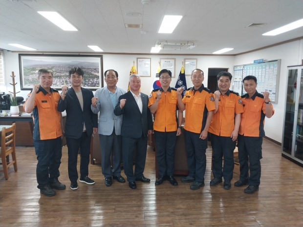 이상걸 단장(왼쪽에서 네 번째)과 조유현 경주소방서장(오른쪽에서 네 번째)을 비롯한 소방서 직원 기념촬영