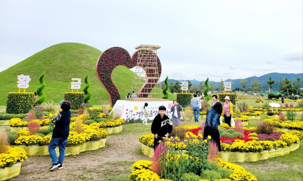 황남동 고분군 일원에서 열린 ‘2023 경주 황금정원나들이’ 행사장을 방문한 시민들이 화훼 조형물을 관람하고 있다.