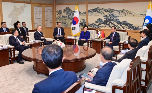 유정복 인천광역시장이 23일 지타워에서 열린 '인천-청두 우호도시 협정체결식'에서 스샤오린(施小琳) 청두시위원회 서기와 환담을 나누고 있다.