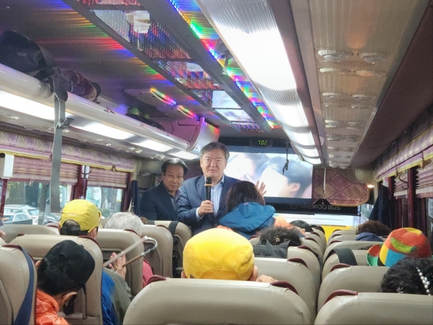 민경욱 전 국회의원이 배웅 인사말을 하고 있다.