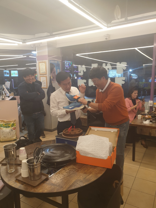 구재용 인천서구시설공단이사장에게 김충신 인사모서구지회장이 운동화를 전달하는 퍼포먼스로 참석자들의 웃음을 자아냈다.