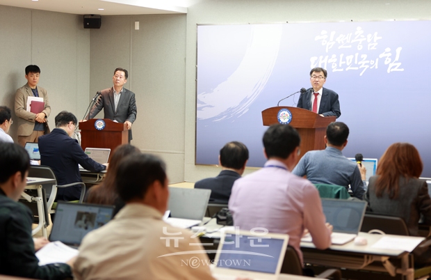 전형식 정무부지사는 “사업의 밀도 있는 추진과 충남 디스플레이 산업의 경쟁력 있는 생태계 조성을 위해 60여 명 규모의 한국광기술원 분원을 아산에 설치하는 방안을 협의 중”이라며 “조속한 시일내 분원이 설치될 수 있도록 한국광기술원, 아산시와 긴밀히 협조해 나가겠다”고 밝혔다.