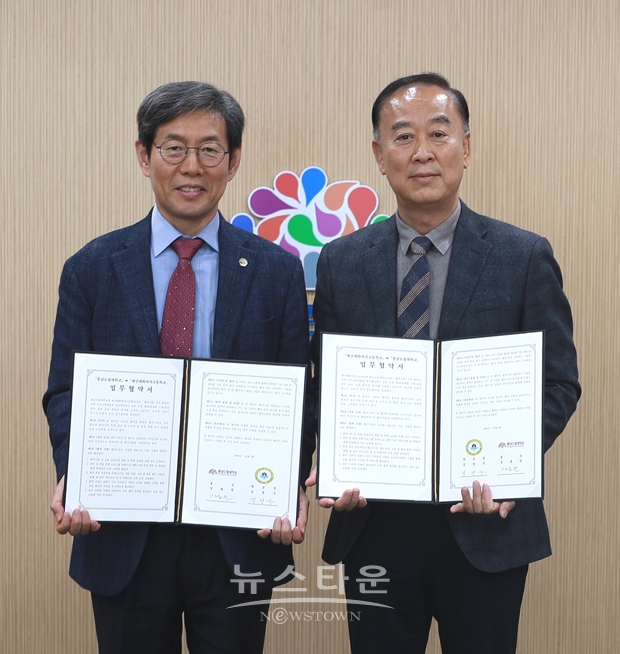 충남도립대학교가 11월 8일 대학 본관에서 예산예화여자고등학교와 지역 인적자원개발을 촉진·확산하는 데 맞손을 잡았다. 양 기관은 호텔조리제빵학과와 컴퓨터공학과 공동 교육과정을 개발하는 동시에 학점 교류를 위해 상호 노력하기로 합의했다. 사진) 좌측부터 김용찬 총장, 김경수 교장