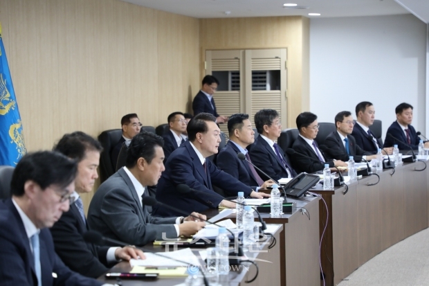 윤석열 대통령은 18일 북한의 탄도미사일 발사와 관련해 긴급 NSC 상임위원회에 참석해 대응방안을 지시했다./대통령실