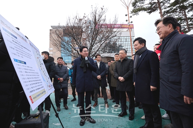 박경귀 아산시장이 12월 18일 GTX-C 사업 관련 김태흠 충남도지사와 함께 온양온천역을 찾은 원희룡 국토부 장관에게 수도권광역급행철도(GTX) C노선을 아산까지 연장하고 사업비 전액을 국비로 지원해 줄 것을 건의했다.