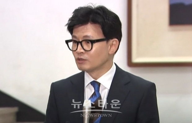 21일 이임식후 기자들의 질문에 답변 중인 한동훈 법무부 장관/SBS뉴스 캡처