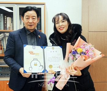 이달의 우수 자원봉사왕 윤준정씨(사진/우측)