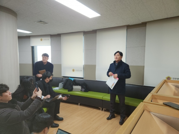 의총을 마치고 인천시의회 국민의힘 원내부대표인 박용철(강화군)의원이 결과를 브리핑했다.