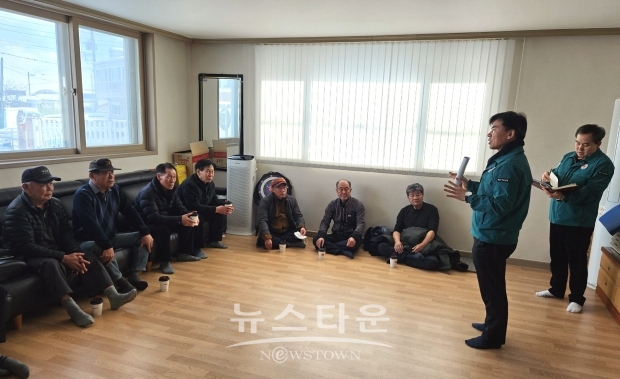 아산시가 1월 23일 관내 한파 쉼터 267개소에 대한 긴급 현장점검을 실시했다.  조일교 부시장(사진/중앙)은 한파쉼터 중 한 곳인 온양3동 신1통 마을회관을 방문해 난방기기와 온열기기의 정상 작동 여부를 확인하고, 현장 어르신들의 불편 사항과 개선 사항을 청취했다.