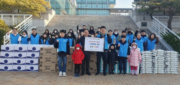27일 포항시청 앞에서 왼쪽부터 편준 복지정책과장, 손위혁 ㈜삼화피앤씨 대표가 성금전달 후 기념사진을 찍고 있다.