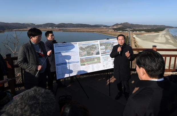 ▲유정복 인천시장이 2023년 2월 옹진군 백령도에서 백령공항 건설사업을 점검하고 있다.