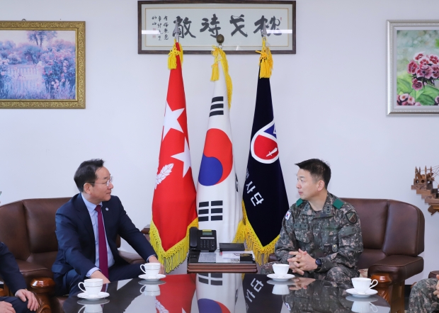 유정복 인천광역시장이 30일 육군 제17보병사단을 방문해 이광섭 17사단장과 안보 대비태세를 점검하고 있다.