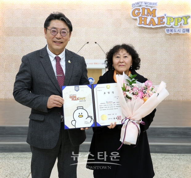 김해시가 이달의 우수 자원봉사왕에 최염(51)씨를 선정해 시상했다. 최 씨는 2013년부터 11년 동안 관내 복지시설에서 지역 어르신들을 위해 급식봉사를 해 오고 있다. 사진) 좌측부터 홍태용 김해시장, 최염 우수 자원봉사왕
