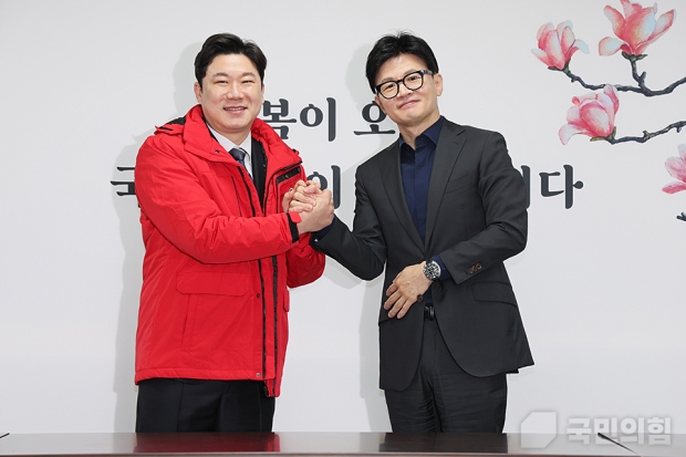 국민의힘 한동훈 비상대책위원장이 5일 오전 서울 여의도 당사에서 열린 인재 영입 환영식에서 진종오 대한체육회 이사와 기념촬영을 하고 있다. / 국민의힘