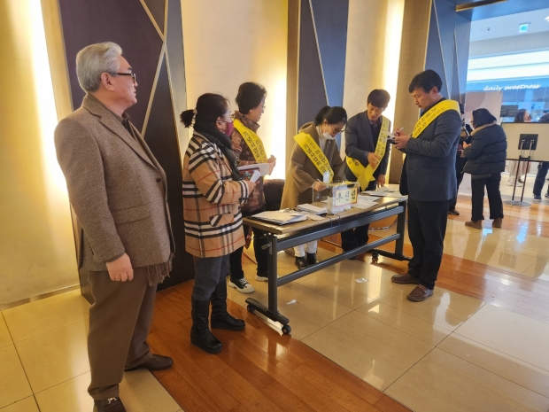 이승만 건국대통령기념사업회 인천지회에서 안내와 모금을 하고 있다.