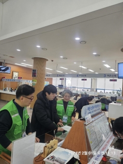 시연 중인 어르신 여권민원 도우미