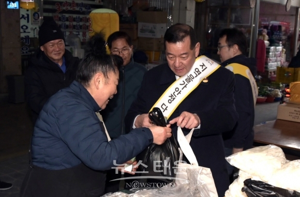 설 명절 전통시장 장보기(최원철 공주시장)