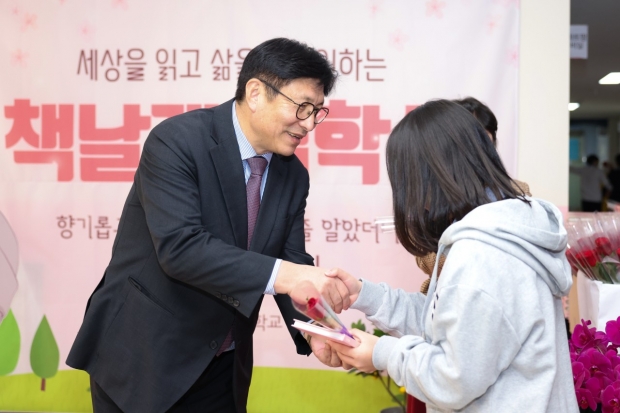 도성훈 인천광역시교육감이 인천경연중학교 ‘책날개 입학식’에서 신입생 격려했다.