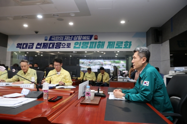 지난해 7월 열린 재난 대비 인명피해 위험 대응 회의에 참석한 이강덕 포항시장.