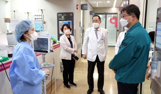 지난 8일 중대본은 비상진료체계 현장점검 및 의료진을 격려하기 위해 세브란스병원을 방문했다. / 보건복지부<br>