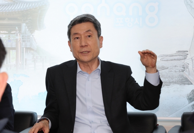 이강덕 포항시장이 21일 시청 브리핑룸을 찾아 지역 주요 현안에 대해 설명하고 있다.