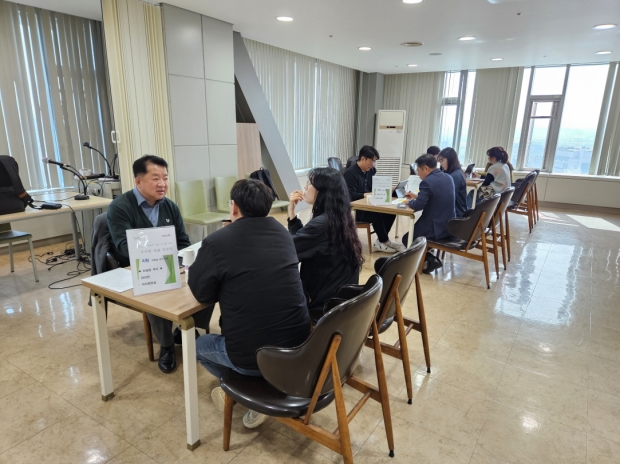 2일 포항시 각 부서 성과관리 지표 담당자들이 지표 개발을 위한 맞춤형 컨설팅을 받고 있다