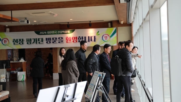 경주엑스포공원에서 산림박람회 현장평가단이 3월 26일 현장을 둘러보고 있다.