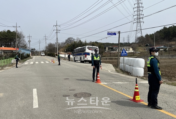 부여경찰서가 교통사망사고 줄이기 총력대응 TF팀을 구성하고 이륜차 안전장구 미착용, 안전띠 미착용 등 생명과 연결되는 교통법규 위반 행위에 대해 집중 단속하고, 주·야간 시간을 불문하고 음주단속을 강화한다.