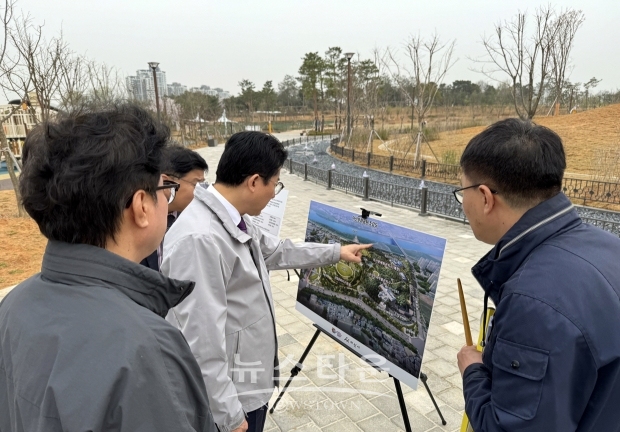 지난 4월 8일 박경귀 아산시장이 담당 국·과장 등과 함께 아산문화공원 현장을 찾아 공원 내 시설물 및 수목 식재 상태 등을 자세히 확인 점검했다.
