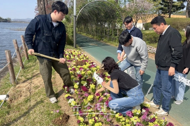 아산시가 최근에 신정호수공원 산책로 일원과 수생식물전시장, 제방 둑 등 8곳에 꽃밭을 조성하고, 공모를 통해 선정된 청렴 표어를 함께 전시했다.