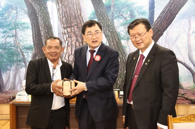 16일 주낙영 경주시장이 2019년 볼리비아 대선 후보였던 정치현(사진 좌측) 박사와 엔젤 수마미 시장과 기념촬영을 하고 있다.